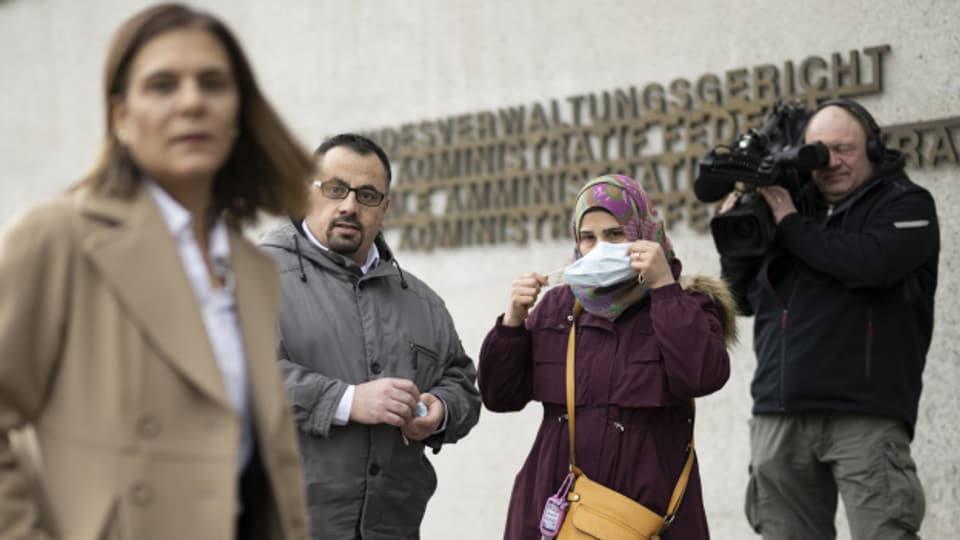 Das syrische Ehepaar mit seiner Anwältin vor der Verhandlung am Bundesverwaltungsgericht in St. Gallen.