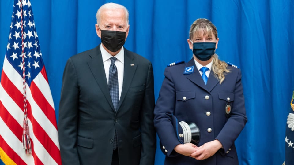 Polizeipräsidentin Monica Bonfanti zusammen mit US-Präsident Joe Biden.