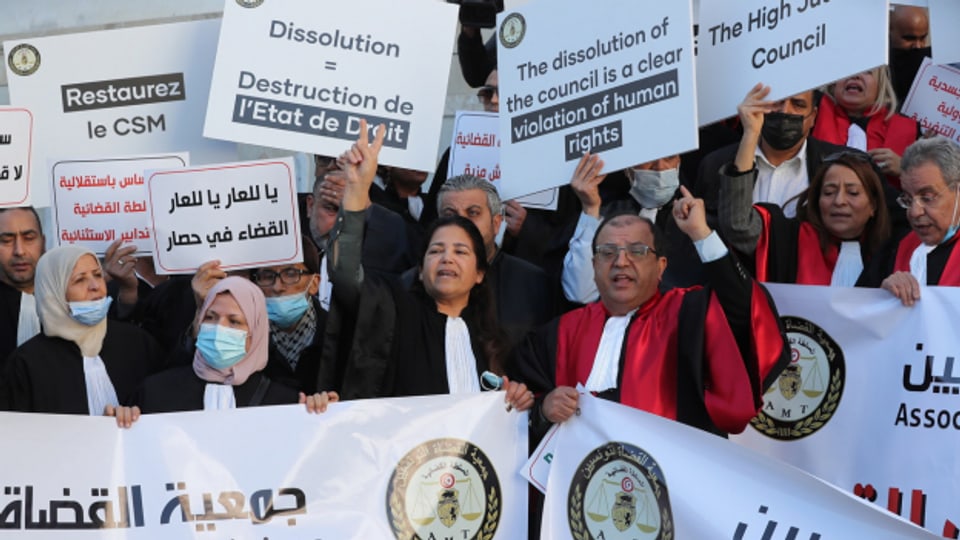 Präsident Kais Saied hat die tunesische Regierung entmachtet, das Parlament, und diese Woche nun auch noch den Obersten Justizrat. Der Widerstand bleibt gering.