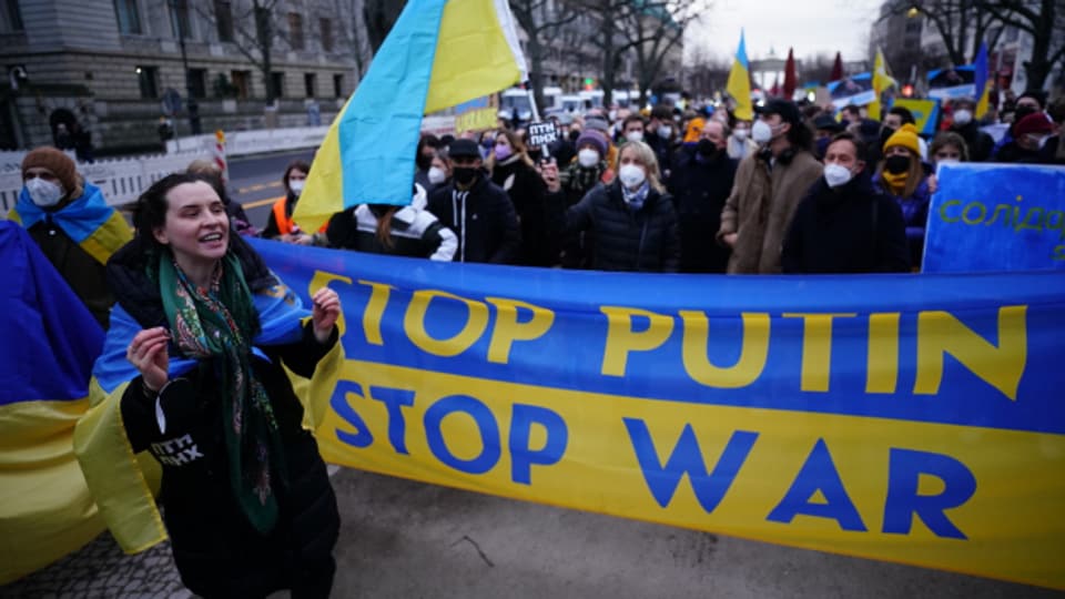 Menschen protestieren vor der russischen Botschaft in Berlin gegen das Vorrücken der russischen Streitkräfte in der Ostukraine.