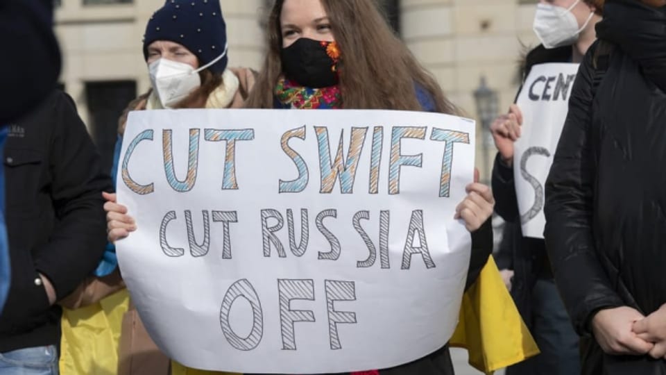 Demonstrierende fordern den Ausschluss Russlands aus dem Zahlungssystem Swift