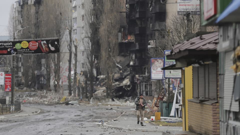 Ein Mann geht in der Stadt Borodyanka, in der Nähe von Kiew, an verbrannten Gebäuden vorbei, die am von Beschuss getroffen wurden (03. März).