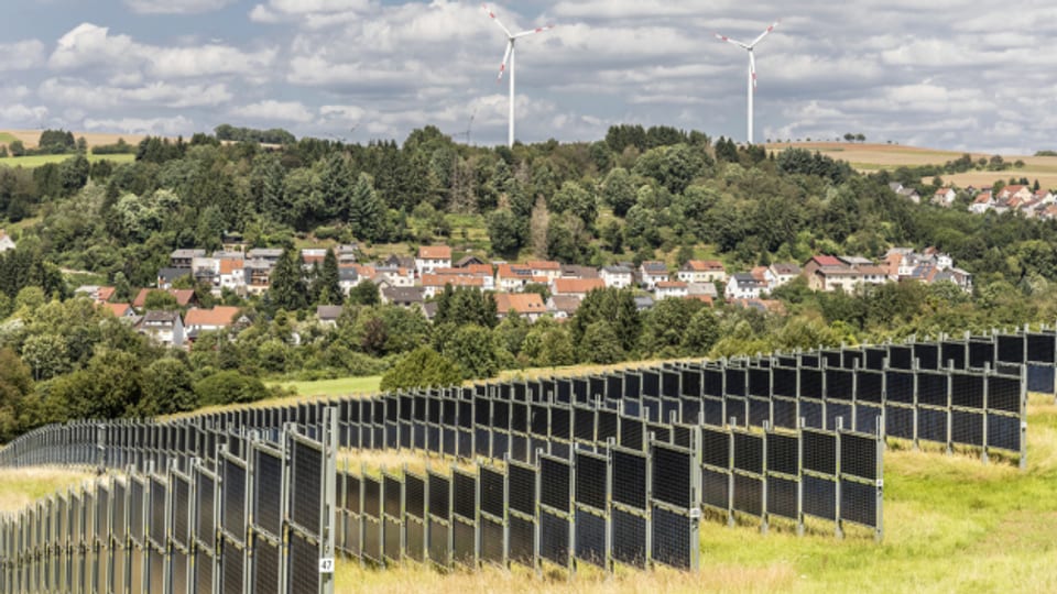Produktionsstätte für erneuerbare Energie auf einer landwirtschaftlichen Fläche in Deutschland.