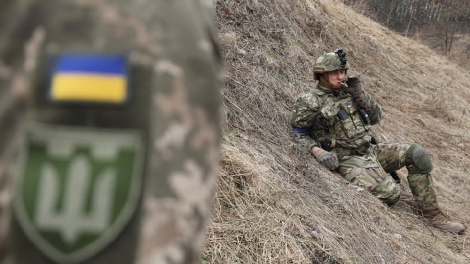 Werden Russland und die Ukraine einen Kompromiss finden? Im Bild: Ein ukrainischer Soldat ruht sich aus während einer Übung.