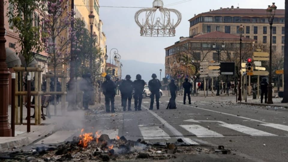 Auf Korsika kommt es seit zwei Wochen zu schweren Unruhen.