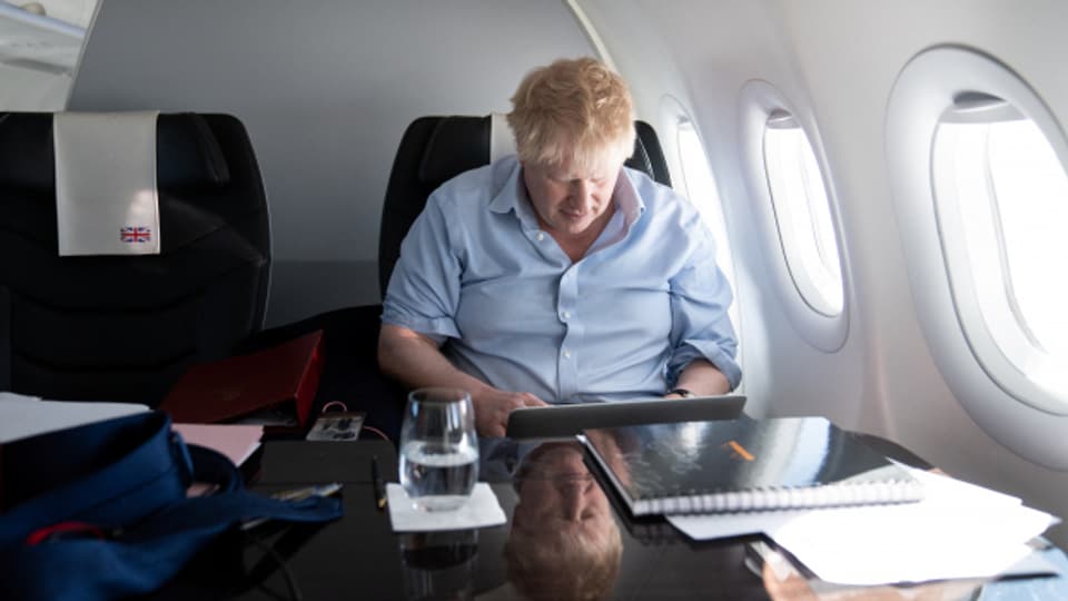 Umstrittene Reise nach Saudi-Arabien: Boris Johnson am Donnerstag auf seinem Rückflug nach Grossbritannien.