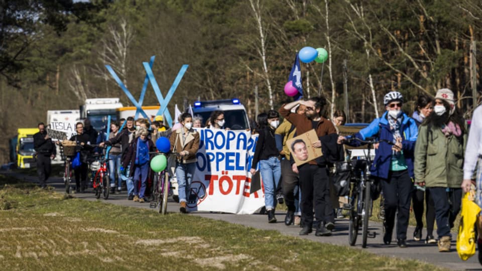 Kritische Stimmen: Am Eröffnungstag demonstrierten mehrere Vereine gemeinsam gegen die neue Fabrik.