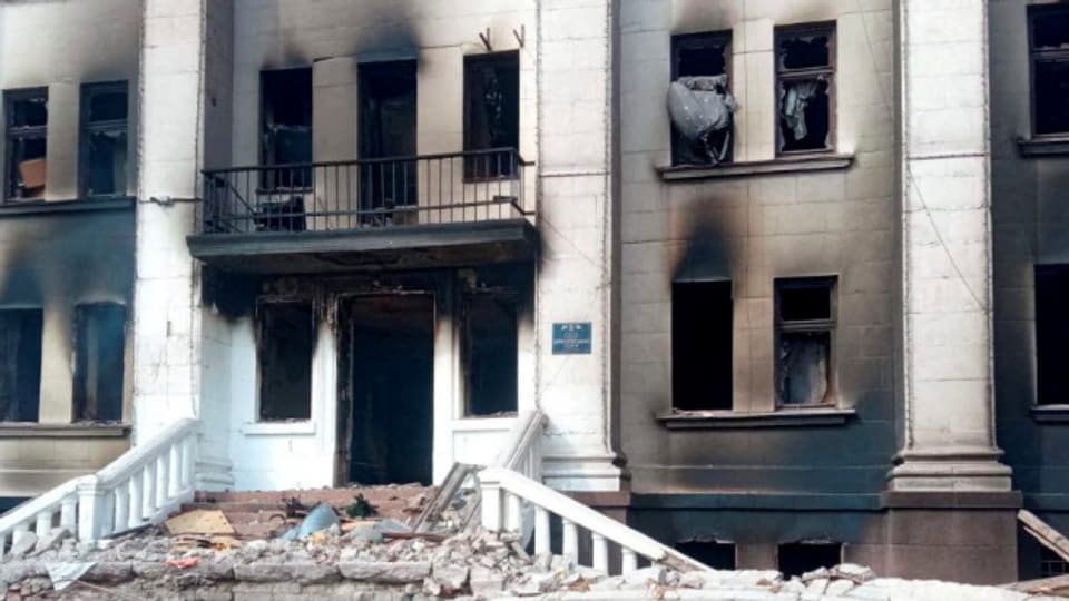 Überreste des Theaters in Mariupol, das von einer Bombe getroffen wurde, als Hunderte von Menschen im Inneren Zuflucht suchten.
