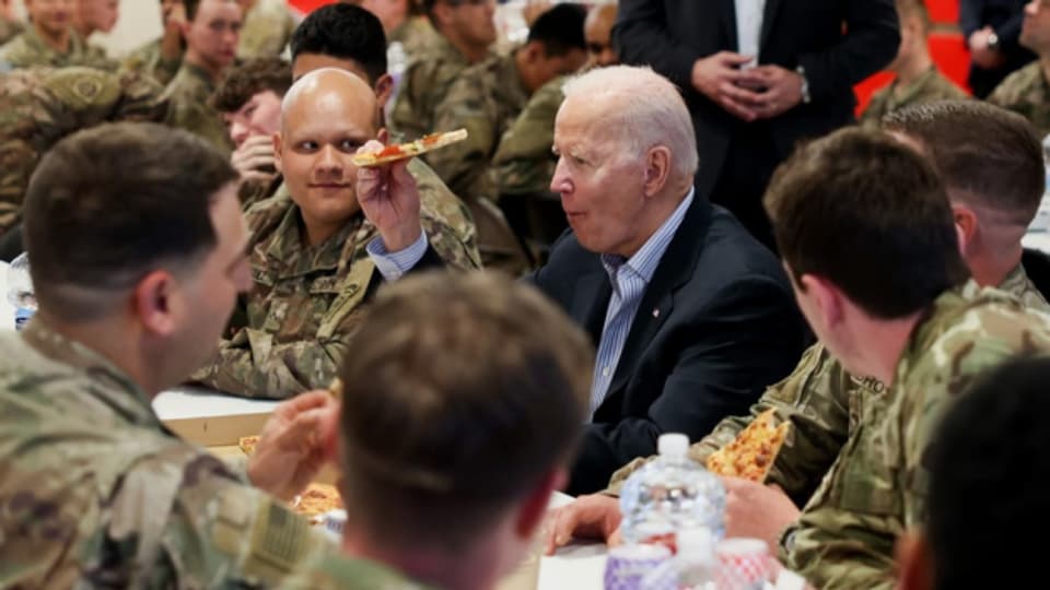 Erster Programmpunkt: Nach seiner Ankunft in Polen genehmigte sich Biden mit US-Soldaten der 82. Luftlandedivision eine Pizza.
