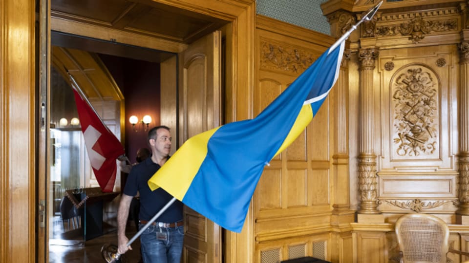 Die Parlamentsdienste installierten die Flaggen der Ukraine auch in Sitzungszimmern des Bundeshauses.