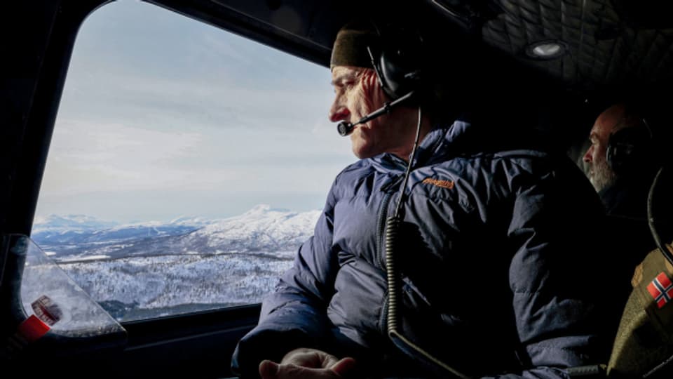 Norwegens Premierminister Jonas Gahr Støre betrachtete das Nato-Manöver «Cold Case» am Montag aus der Luft.