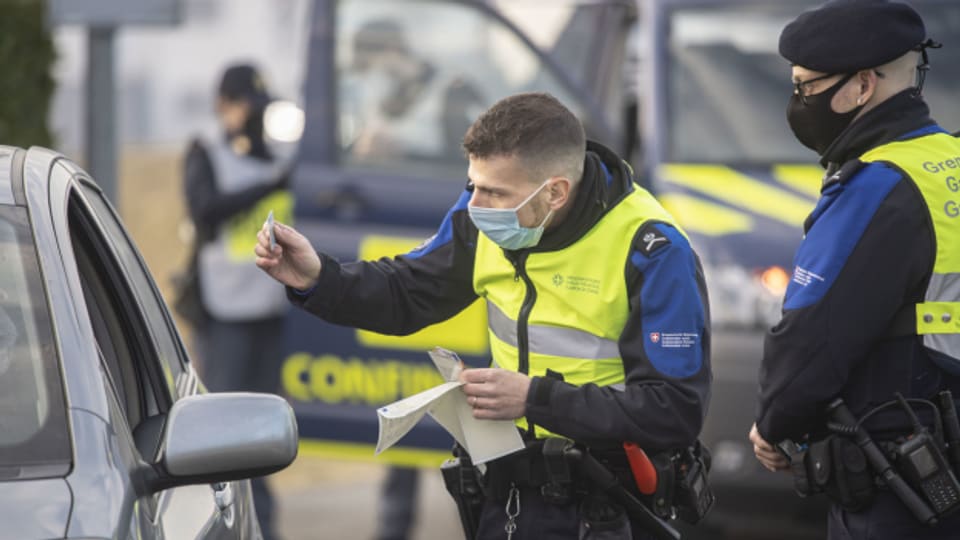 Der Beruf von Zollbeamten gleicht immer mehr demjenigen von Grenzwächterinnen und Grenzwächtern. Im Bild: Eine gemischte Patrouille an der italienischen Grenze.