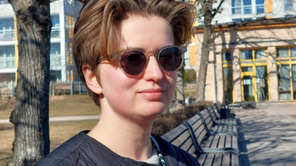 Katerina Abramova, Kommunikationschefin von Meduza, in einem Park in Riga.