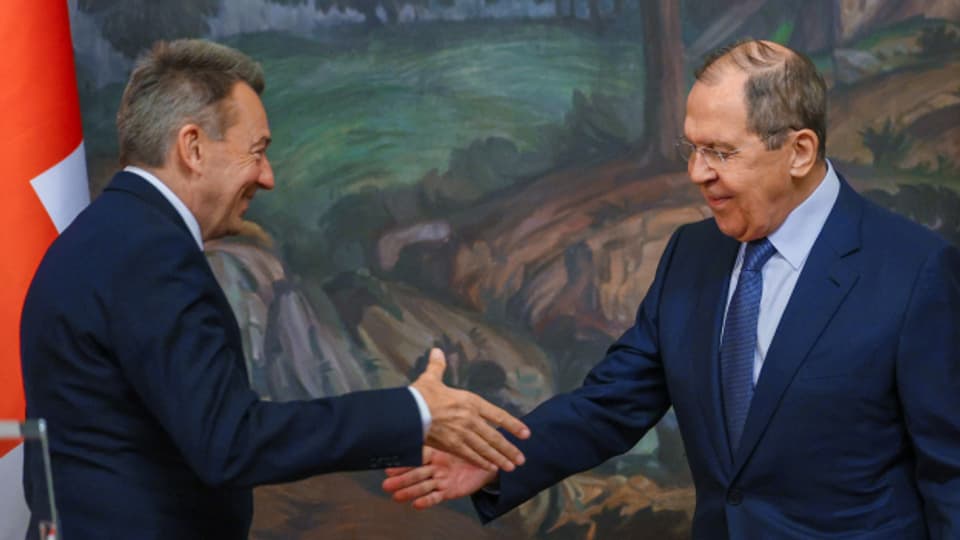 Präsident des Internationalen Komitees vom Roten Kreuz (IKRK) Peter Maurer wird für seinen Besuch beim russischen Aussenminister Sergej Lawrow in Moskau kritisiert.