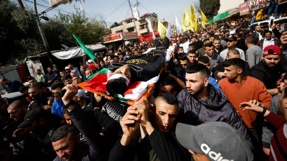 Trauernde heute während einer Beerdigung eines Palästinensischen Opfers der jüngsten Gewalteskalation im von Israel besetzten Westjordanland.
