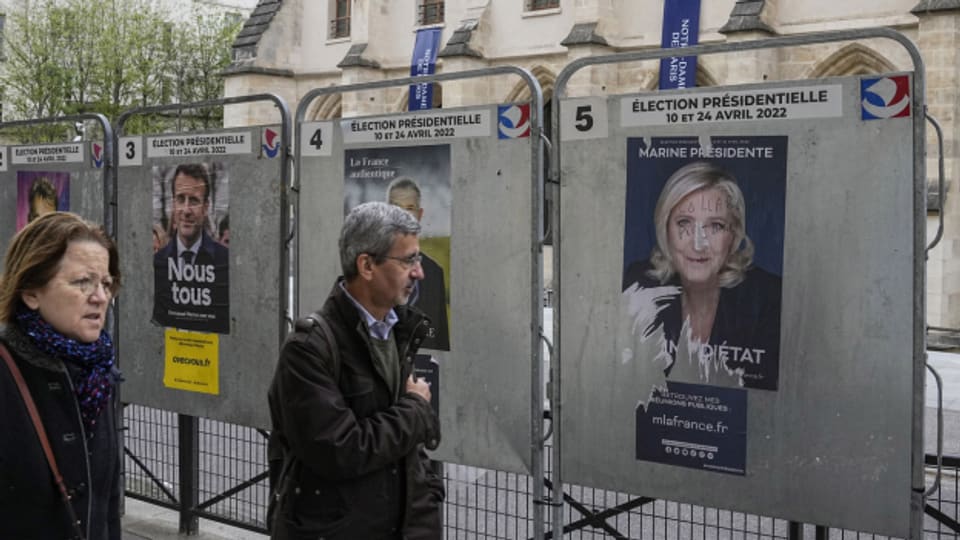 Emmanuel Macrons Vorsprung auf Marine Le Pen wird kleiner.