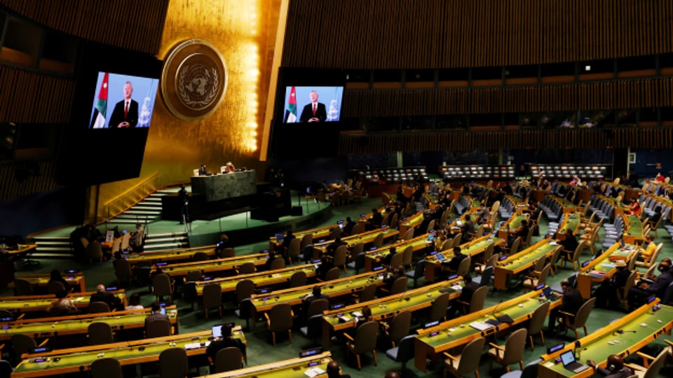 Als Reaktion auf Berichte über russische Menschenrechtsverletzungen im Ukraine-Krieg hat die UNO-Vollversammlung die Mitgliedschaft Russlands im UNO-Menschenrechtsrat ausgesetzt.