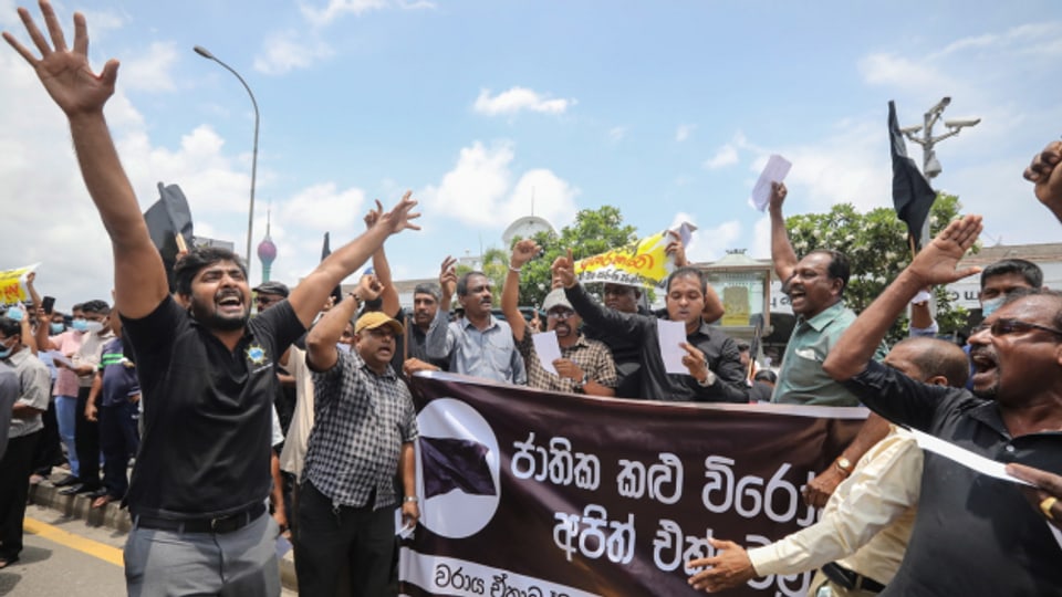 Seit Wochen gibt es in Sri Lanka Proteste gegen Präsident Gotabaya Rajapaksa. Hintergrund ist eine schwere Wirtschaftskrise.