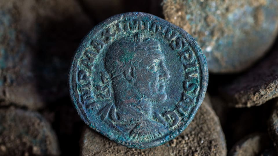 Eine antike Broncemuenzen aus dem dritten Jahrhundert nach Christus, gefunden nahe Orselina (TI).