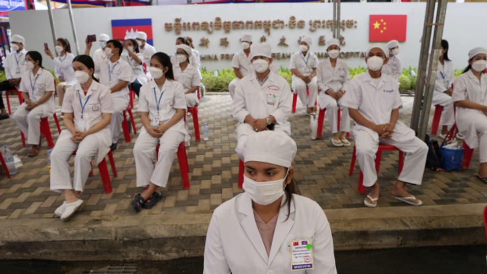 Gesundheitspersonal an einer Zeremonie zu Ehren der kambodschanisch-chinesischen Freundschaft im März 2022.