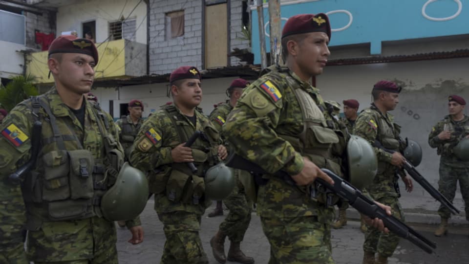 Tausende Soldaten patrouillieren auf den Strassen Ecuadors.
