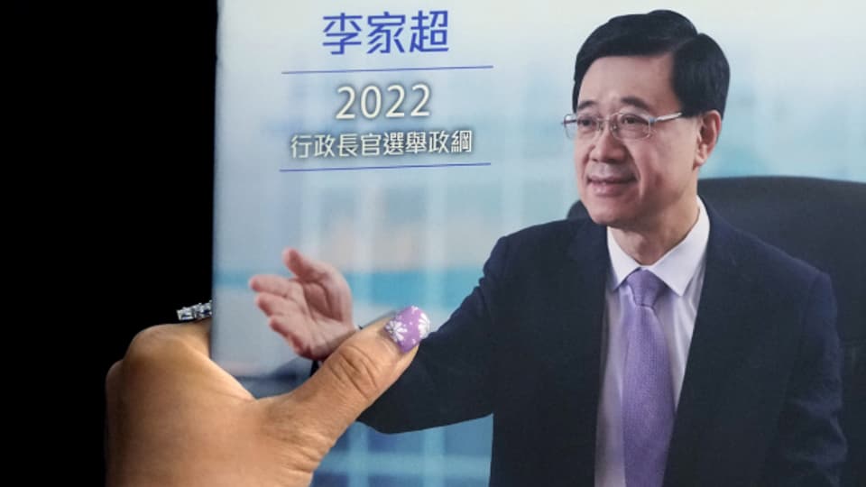 Der ehemalige Sicherheitschef John Lee ist Hongkongs einziger Kandidat für die bevorstehenden Wahlen.