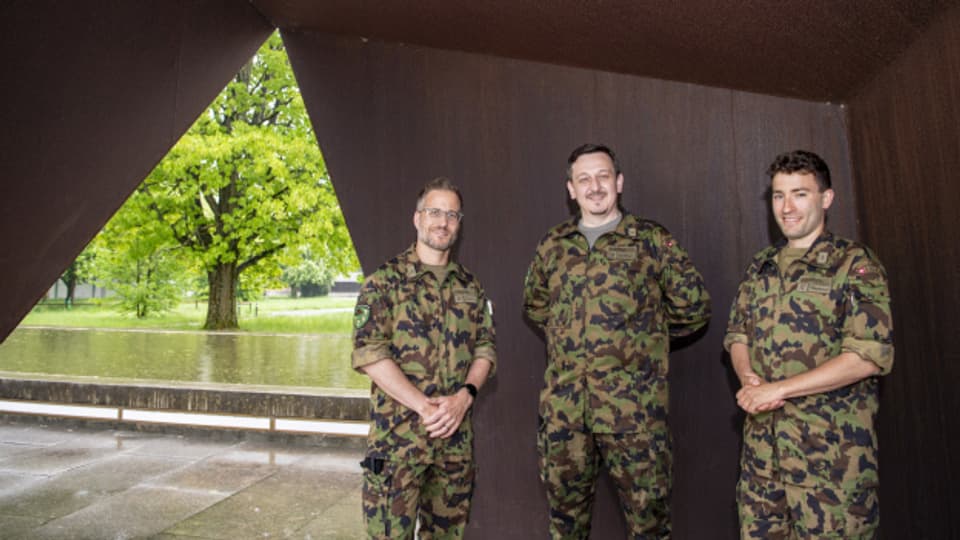 Die zukünftigen Armeeseelsorger: Daniele Scarabel mit freikirchlichem Hintergrund, Muris Begovic mit muslimischem und Jonathan Schoppig mit jüdischem Hintergrund.