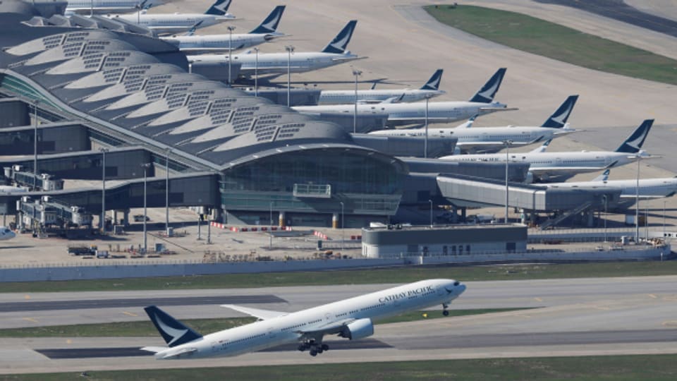Chinesinnen und Chinesen sollen China möglichst nicht verlassen. Im Bild: Parkierte Flugzeuge auf dem Flughafen Hongkong.