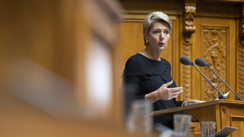 Bundesrätin Karin Keller-Sutter sichert illegal adoptierten Menschen aus Sri Lanka finanzielle und psychologische Unterstützung zu.