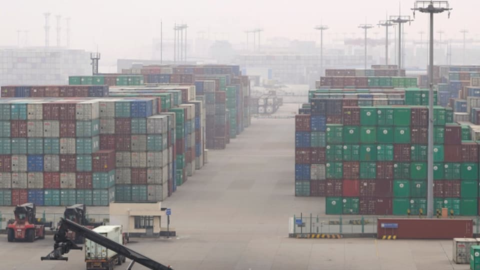 Viele Container, aber kaum Arbeiter: Im Hafen von Shanghai geht phasenweise nichts mehr.