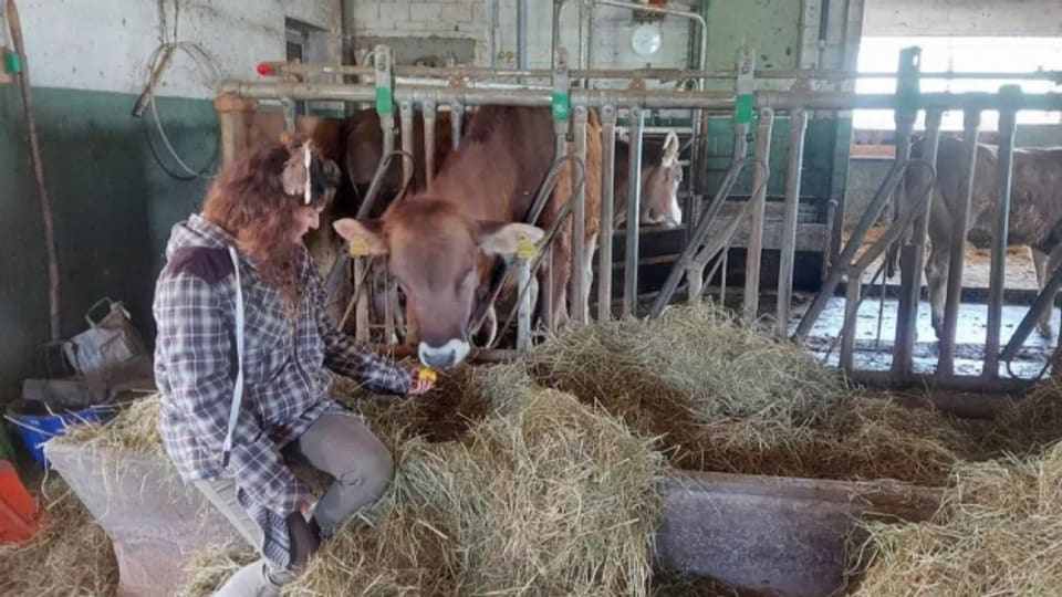 Bäuerin Tamara Krapf aus dem Kanton St. Gallen hat heute eine andere Beziehung zu den Kühen als früher.