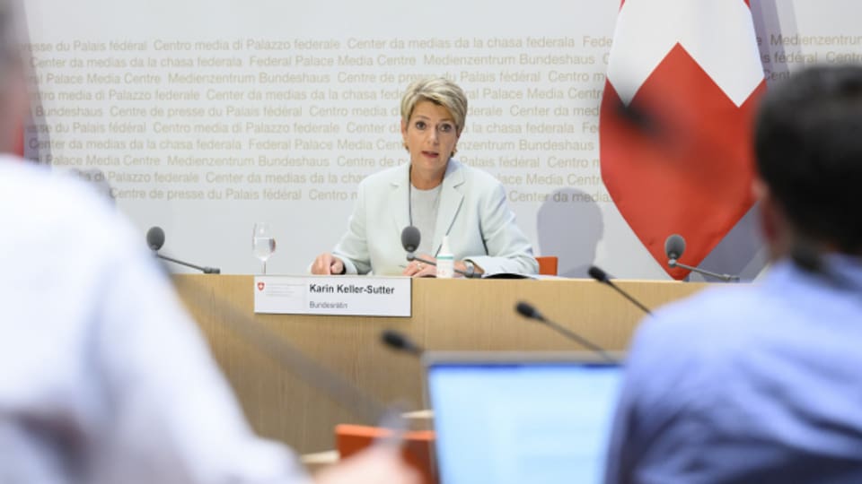 Bundesrätin Karin Keller-Sutter will den Schutzstatus S weiterhin für alle Ukraine-Flüchtlinge beibehalten.