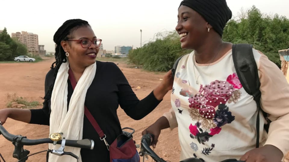 Enas Muzammil (links) und Salma Awadalkarim erleben auf ihren Fahrrädern immer wieder haarsträubendes. Doch davon lassen sie sich nicht entmutigen.