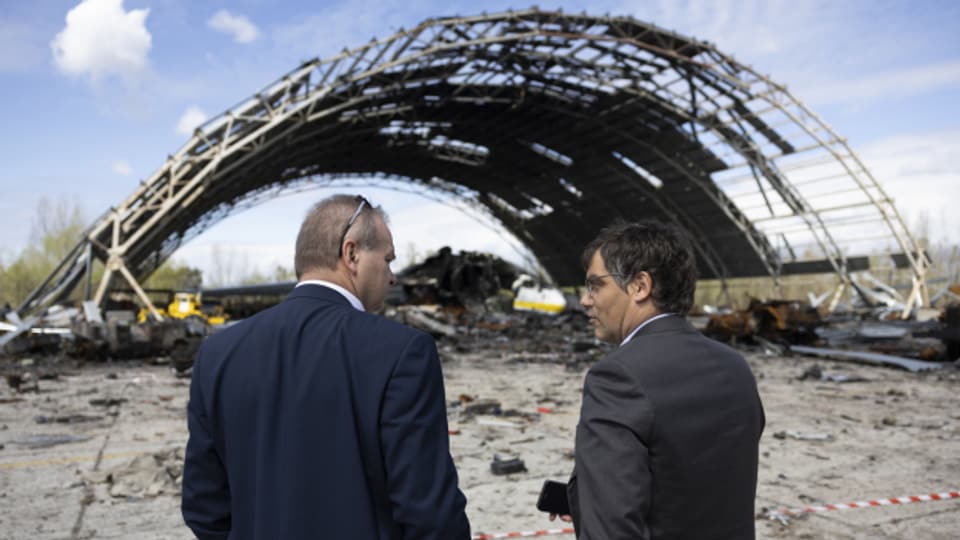 Botschafter Claude Wild (links) und Nationalrat Roger Nordmann (SP / VD, rechts) bei einem Besuch auf einem Flugfeld bei Kiew im April.