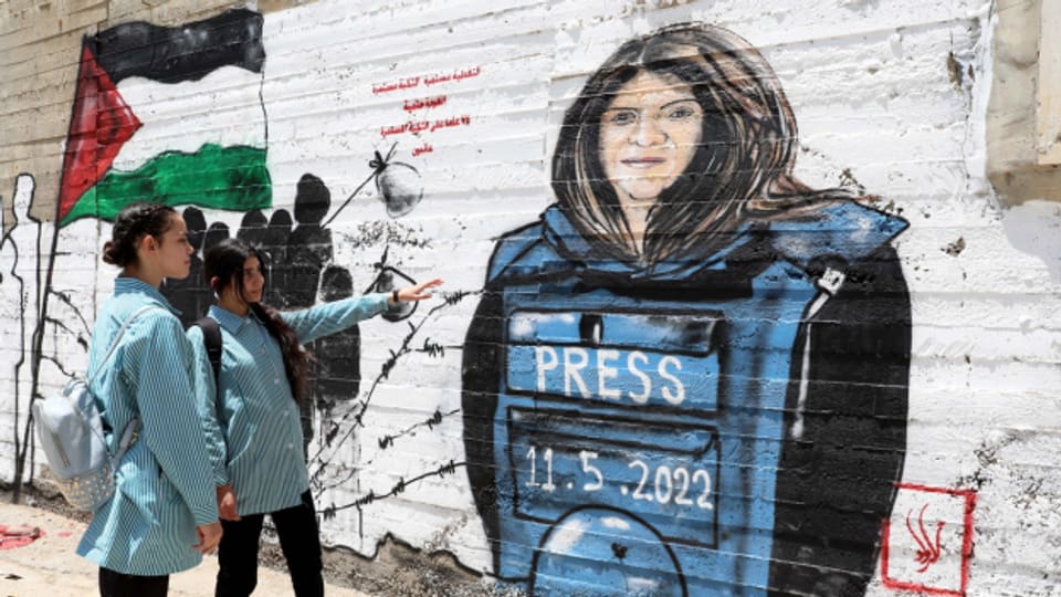 Ein Graffiti in Betlehem erinnert an die Journalistin Schiriin Abu Akleh.