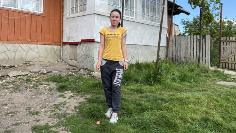 Die 25-jährige Snezana hat mit ihrem Freund in einem kleinen Dorf im Westen des Landes Zuflucht gefunden. Dort bauen sie Gemüse an.