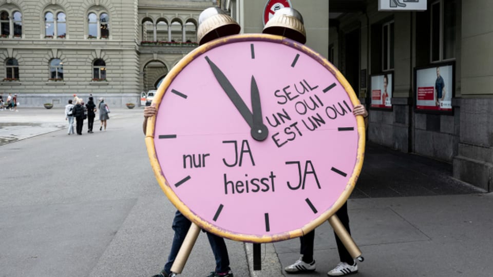 Personen der Operation Libero demonstrierten am Dienstag vor dem Bundeshaus für den Grundsatz «Nur Ja heisst Ja».