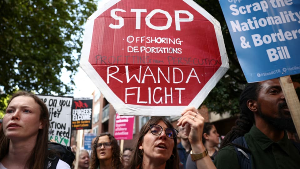 Am Montag protestierten Aktivist:innen vor dem britischen Innenministerium gegen die geplanten Abschiebungen.
