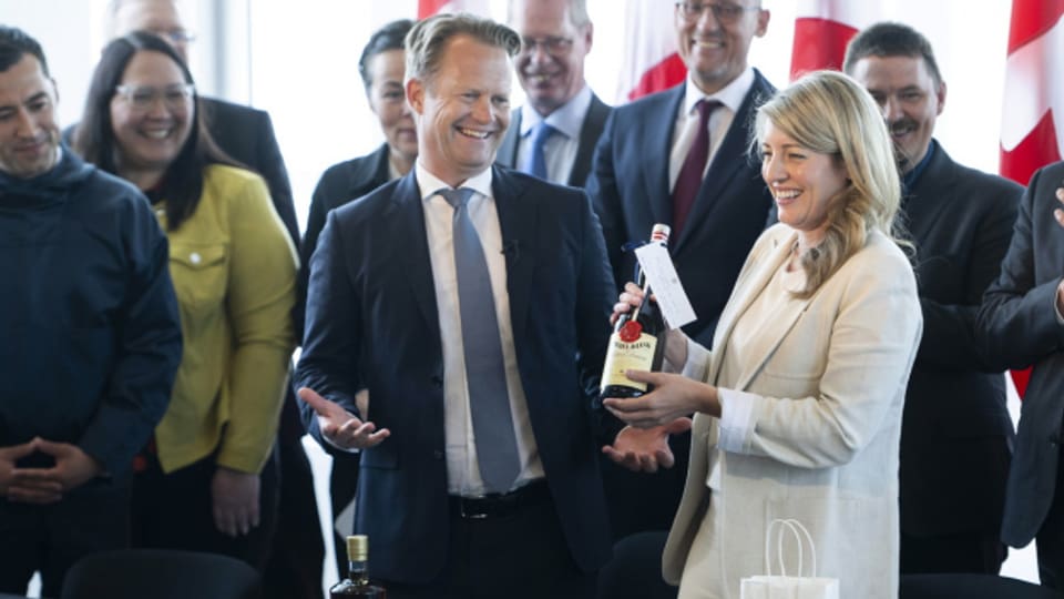 Dänemark und Kanada besiegelten ihre Einigung hochprozentig.