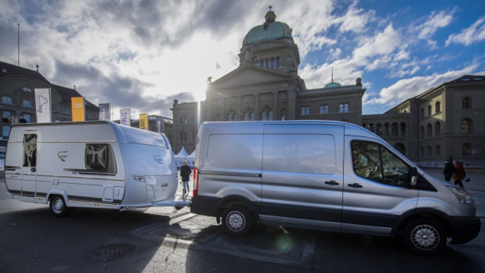 Eine kurze Protestfahrt eines Schweizer Fahrenden mit seinem Gespann vor dem Bundeshaus, im Februar 2020.