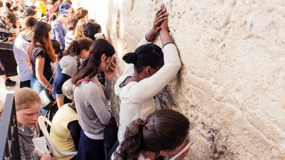Jüdische Frauen beten an der Klagemauer in Jerusalem.