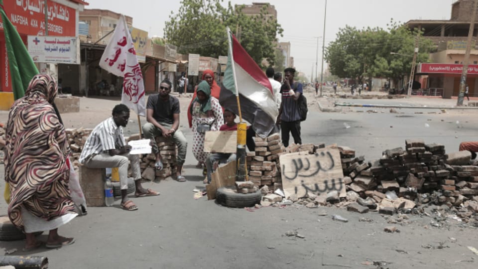 Menschen in Sudans Hauptstadt Khartum demonstrieren gegen die Militärführung.