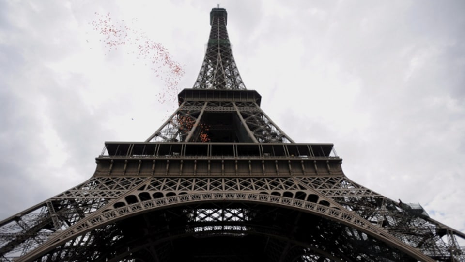 Der Eiffelturm hat Rost angesetzt.