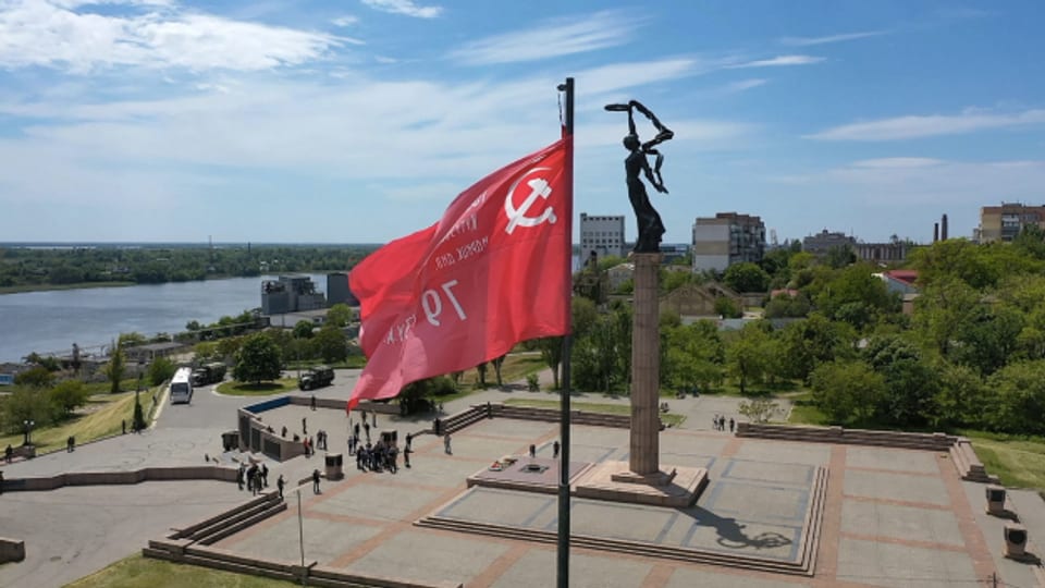 Russland markiert Präsenz: Eine Nachbildung der sowjetischen Siegesfahne weht auf einem Denkmal für den Zweiten Weltkrieg mitten in Cherson.