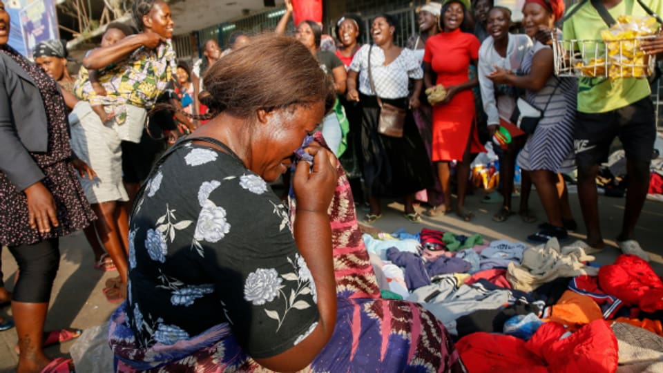 Eine Gruppe von Frauen weint und singt in Angolas Hauptstadt Luanda nach dem Tod von José Eduardo dos Santos.