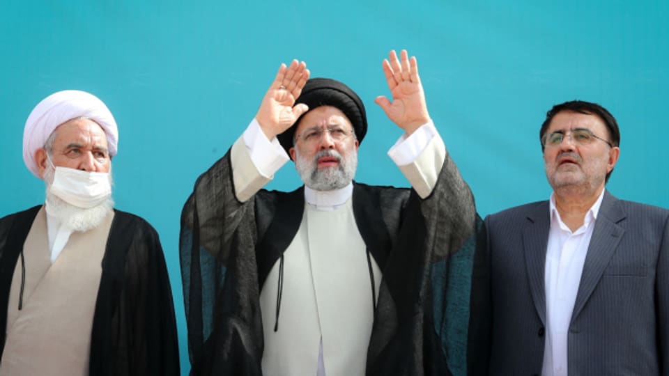 Irans Führung um Präsident Ebrahim Raisi (Mitte) sieht sich mit einer Wirtschaftskrise konfrontiert.