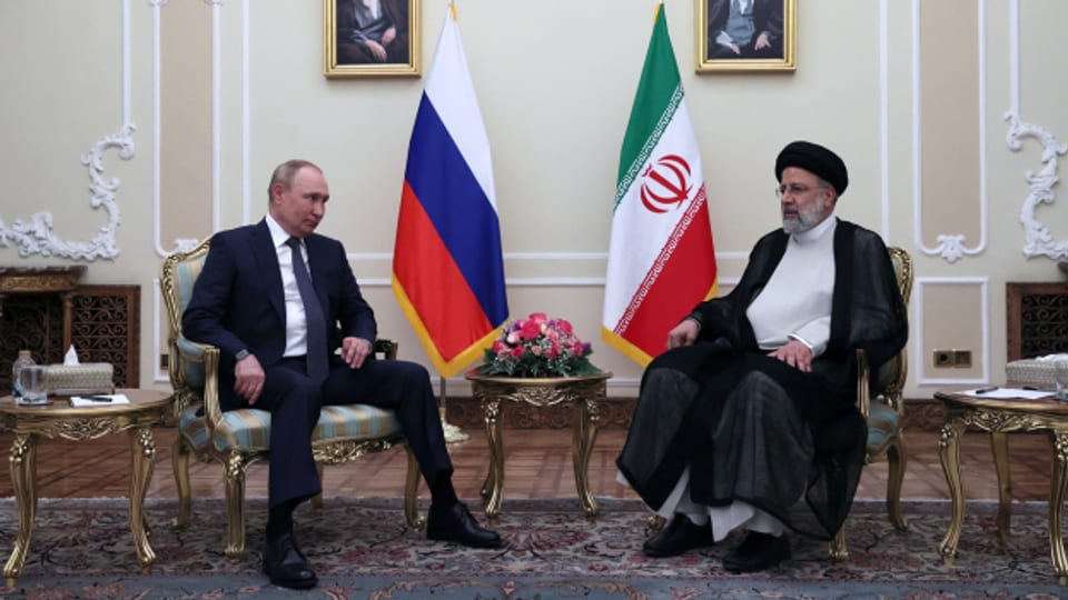 Vladimir Putin (links) und Irans Präsident Ebrahim Raisi (rechts).