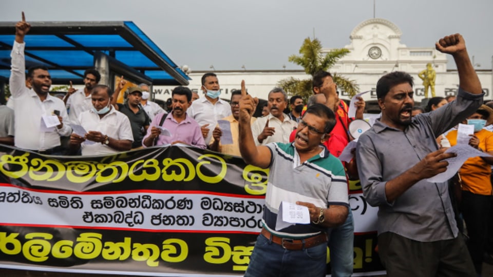 Die Proteste in Sri Lanka halten an. In Colombo forderten am Mittwoch Gewerkschaftsmitglieder den Rücktritt des Präsidenten.