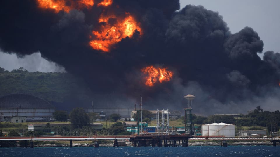 Seit Tagen brennen auf Kuba mehrere Tanks eines Treibstofflagers, nachdem dort ein Blitz eingeschlagen hatte.