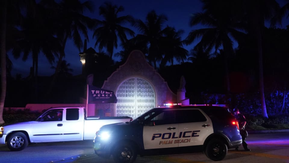 Polizeibeamte vor Trumps Anwesen in Palm Beach.